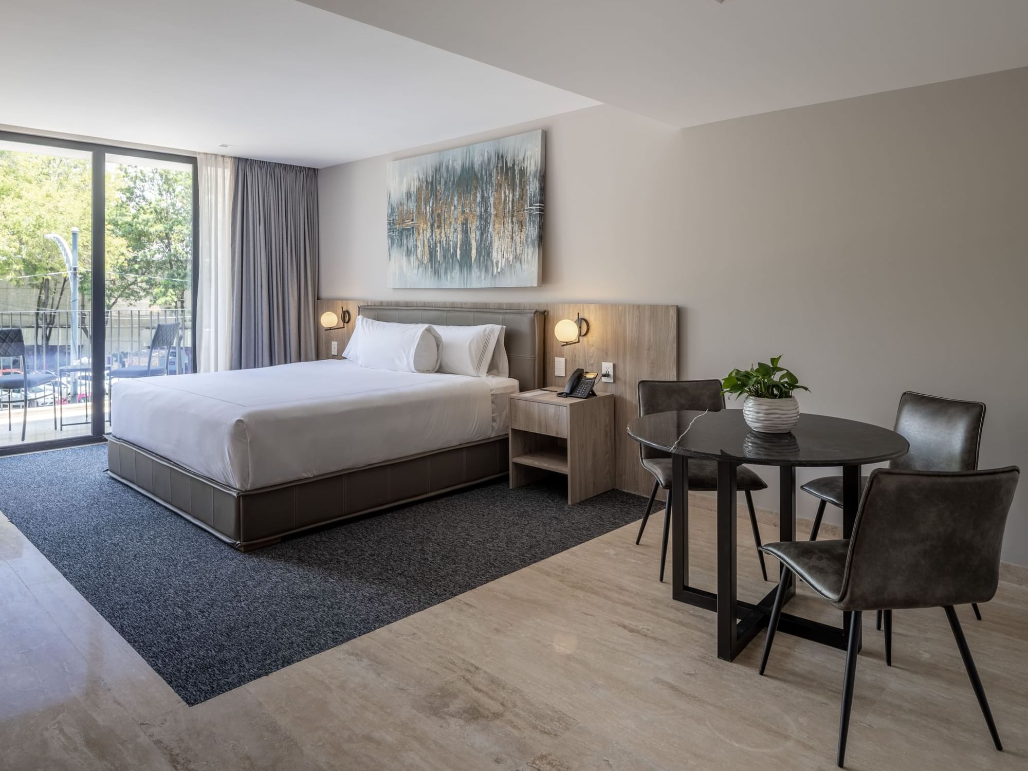 Cama y mesa en Junior Suite de Elements by Marquis en Ciudad de México