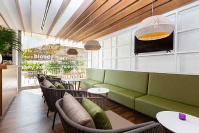 Hotel Aimia - Bar TV-Ecke