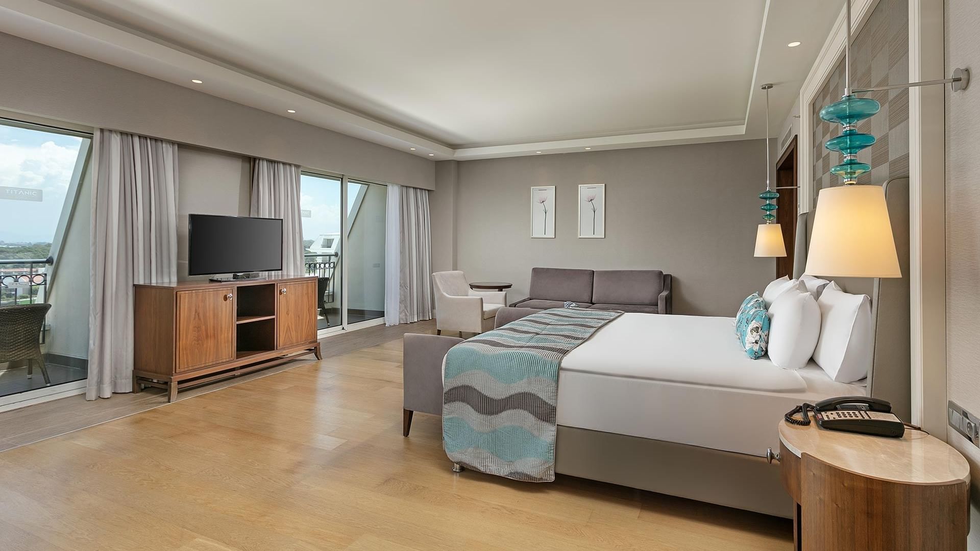 Deluxe Suite с деревянным полом в Titanic Deluxe Golf Belek — стиль и уют.