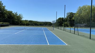 Activité sportive en extérieur, court de tennis