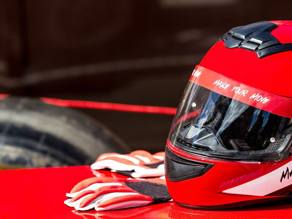 Racing helmet & gloves, La Colección Resorts