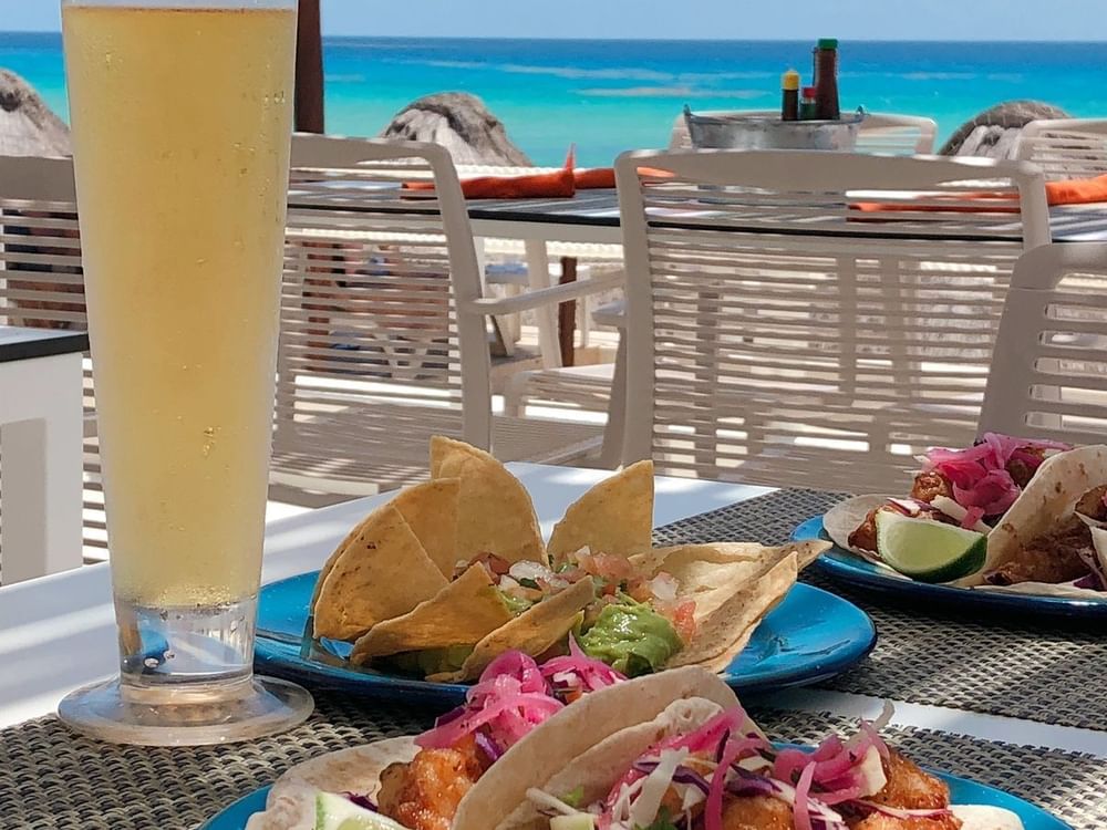 Comida de taco servida con jugo de limón en Hoteles Fiesta Americana