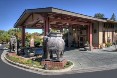 Exterior view of the motor lobby at Dinah's Garden Hotel