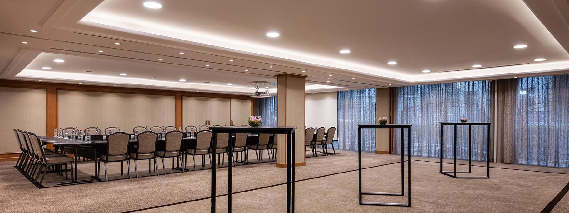 Duquesnoy A+B avec une longue table, chaises à Warwick Bruxelles