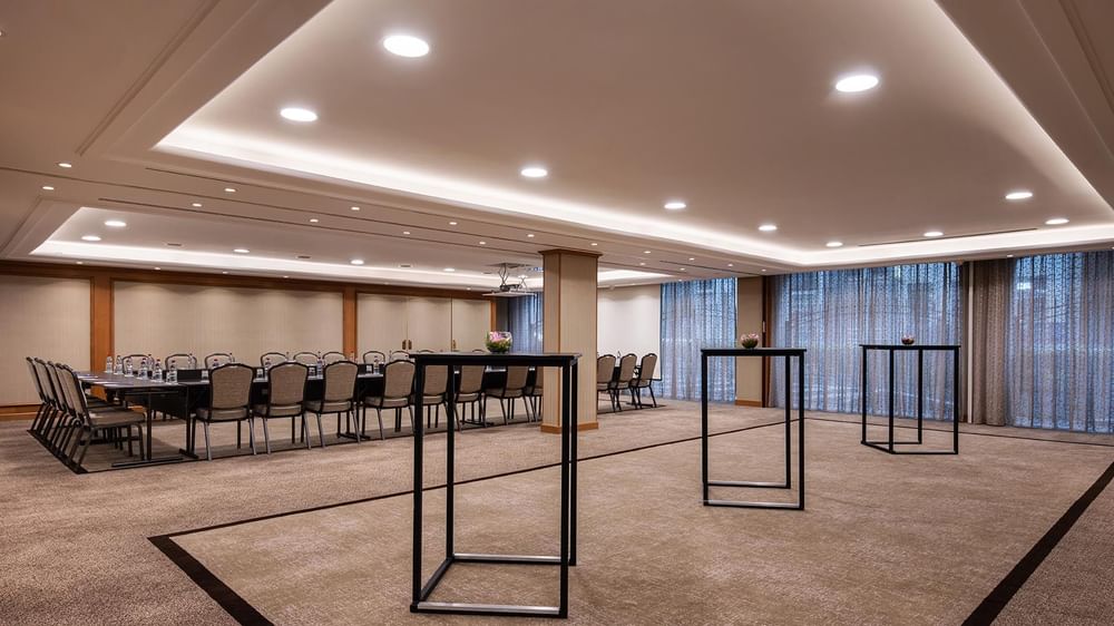 Duquesnoy A+B avec une longue table, chaises à Warwick Bruxelles