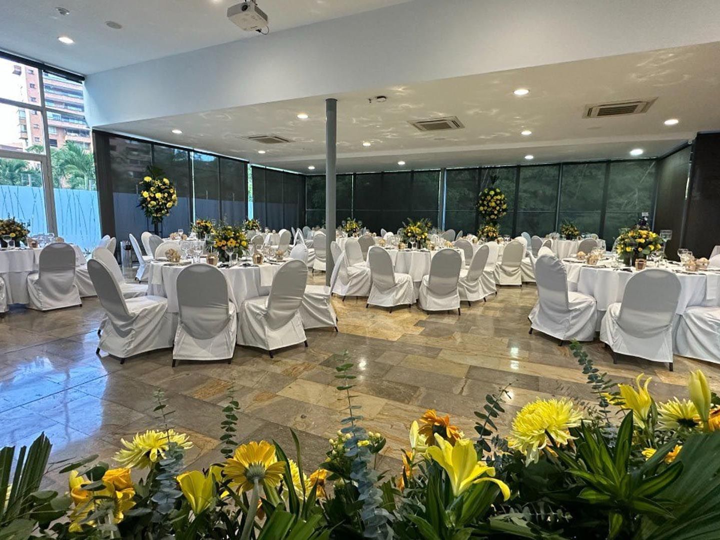 White seating arranged in Palma Azul 2 at San Fernando Plaza Hotel