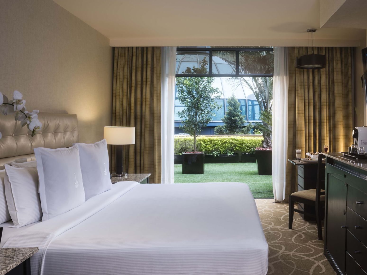 Habitación Deluxe con cama grande, televisor y vistas al jardín en Marquis Reforma, Ciudad de México