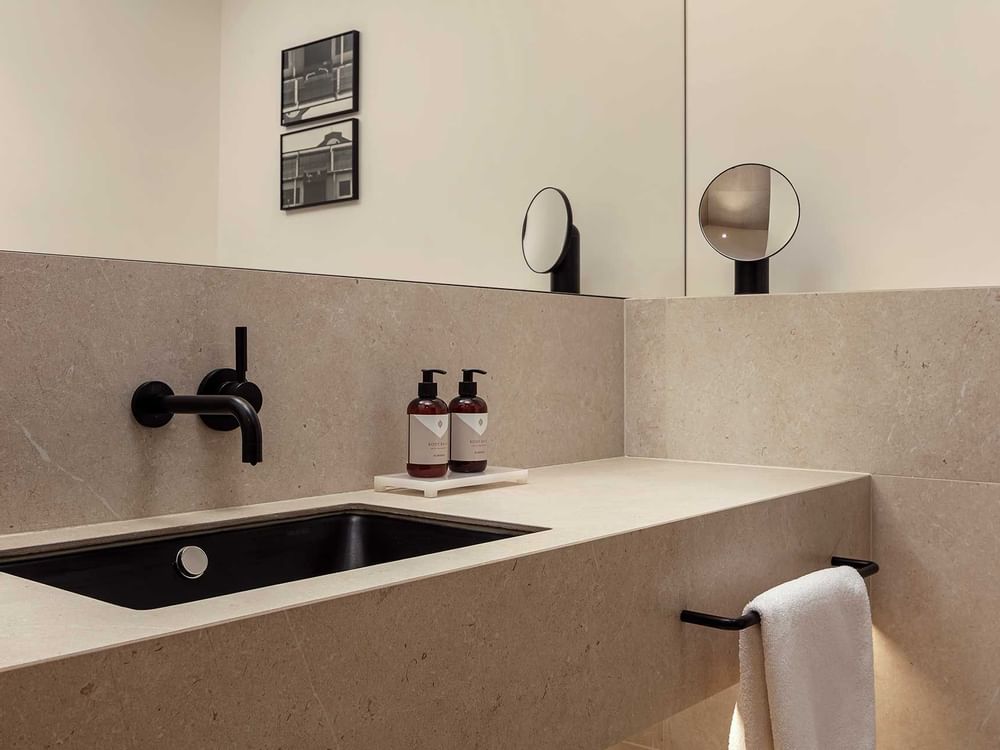 Badezimmer mit Waschbecken, Almanac X Alcron Prag