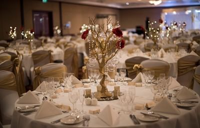 Gold and white stunning table decoration in Royal on the Park