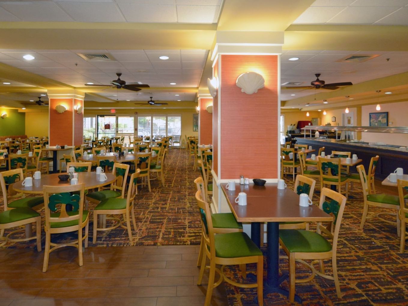 Dining tables in The Palm Dining Room at Rosen Inn Universal