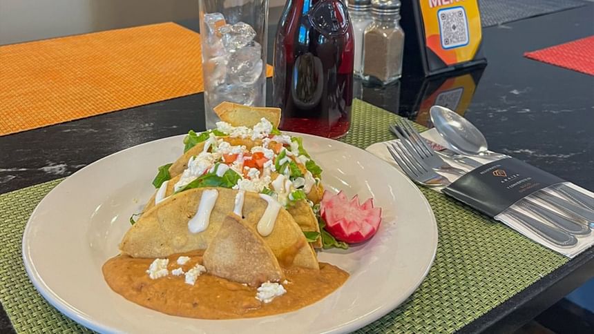 Tacos crujientes con queso crema y verduras, servidos con salsa en Fonda De Hermosillo, Araiza Hermosillo 