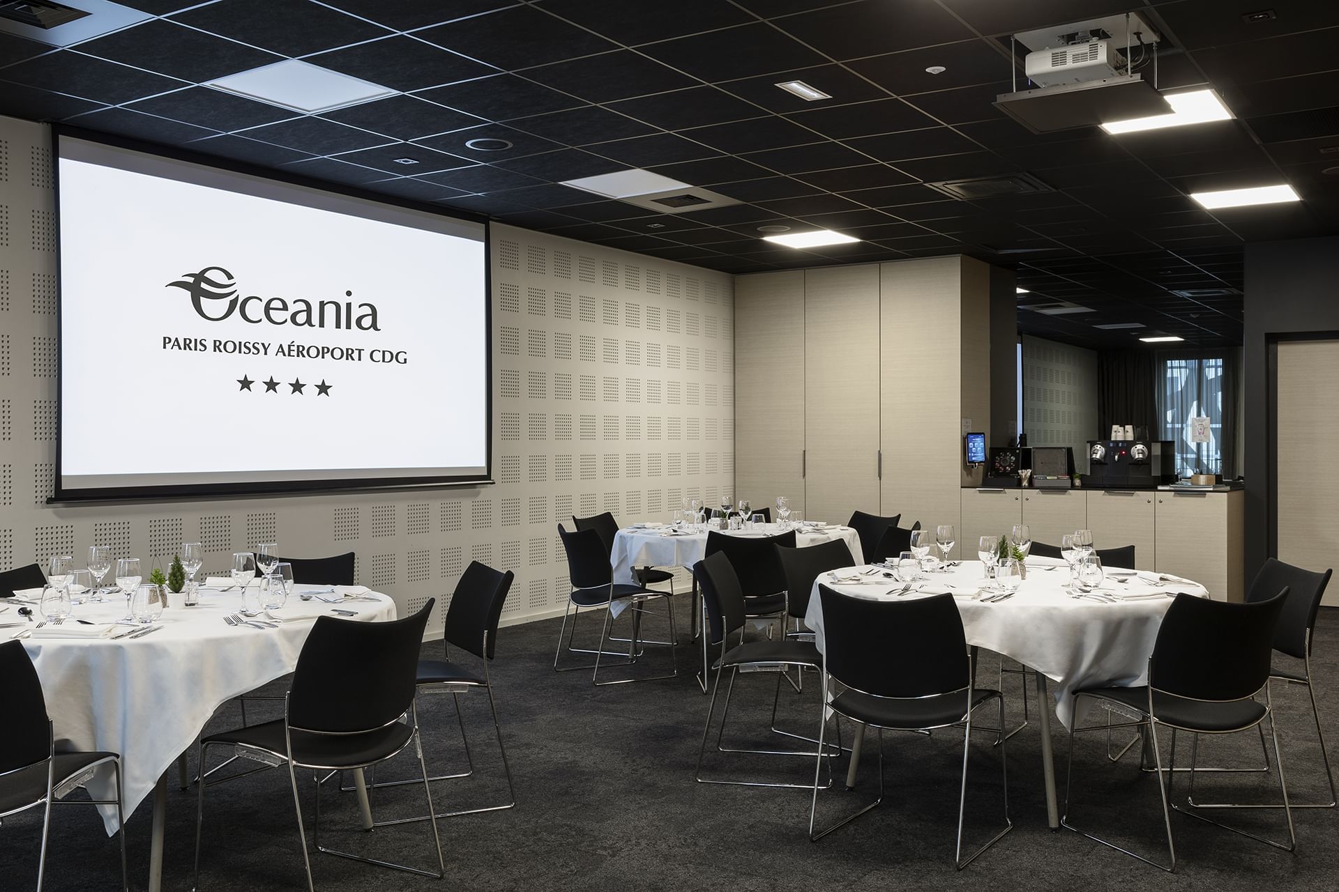 Disposition en banquet pour une réunion à l'Oceania Paris Roissy CDG