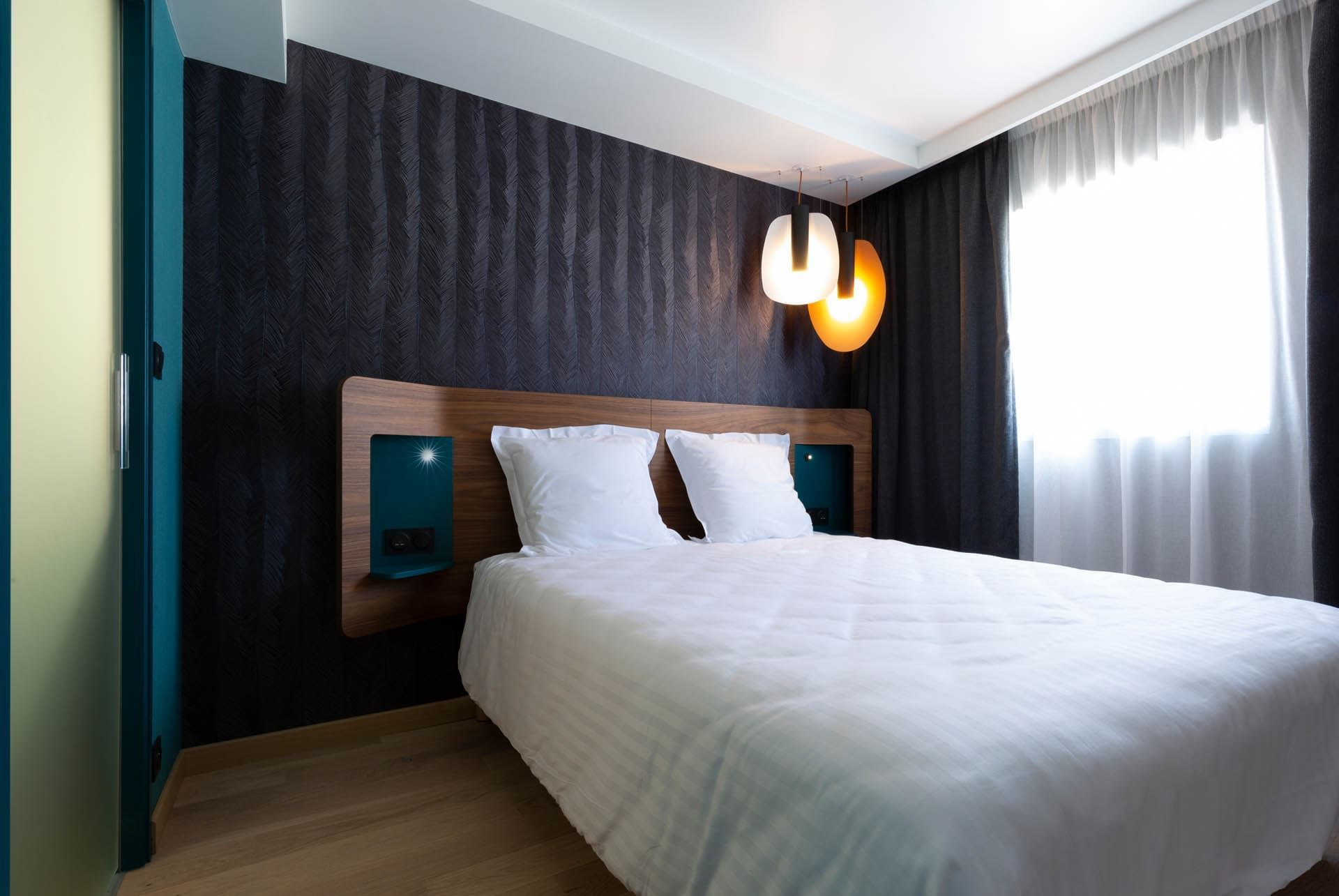 Lit avec draps blancs, oreillers, Oceania Paris Porte de Versailles