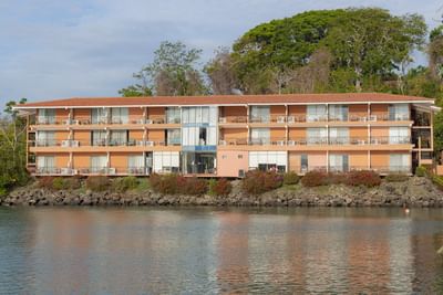 Hotel sobre el lago The Beach House de Panamá con balcones con vistas al lago de aguas tranquilas