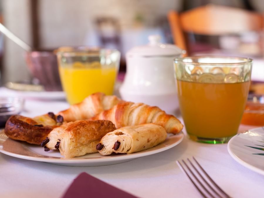 A warm breakfast served at Le Pigeonnier du Perron