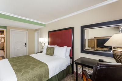 Signature hotel room with Queen bed at Safety Harbor & Resort