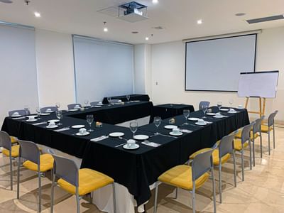 Montaje de mesa en forma de U en la Sala de Juntas 1 del Hotel Dann Carlton Barranquilla