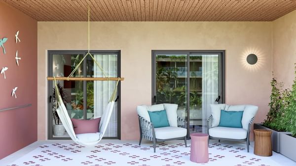 Junior Suite Pool Level vibrante, balcón con hamaca y sillones lounge en Fiesta Americana Funeeq Punta Cana