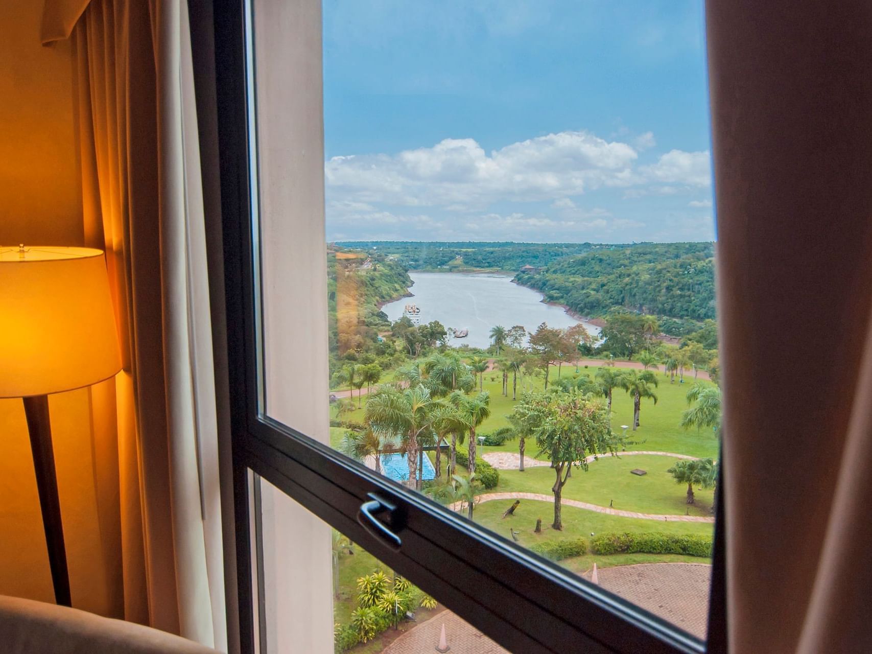 Vista del río desde la ventana de River Room en Panoramic Grand