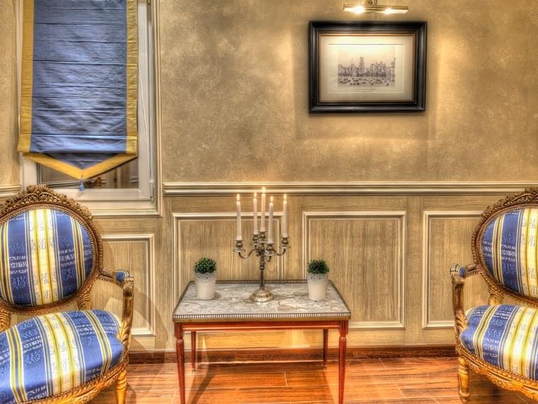 Salon élégant avec deux fauteuils et un candélabre à l'Hôtel Villa Aultia à Ault.