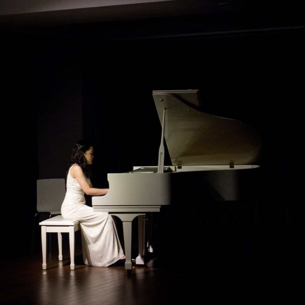 Lady playing a grand piano at Falkensteiner Hotels