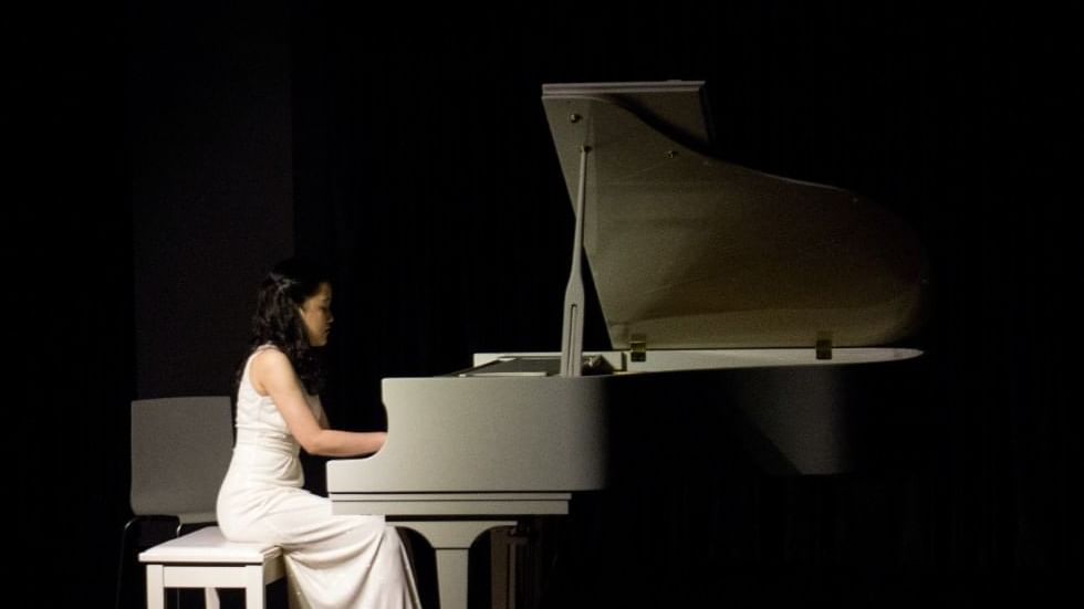 Lady playing a grand piano at Falkensteiner Hotels