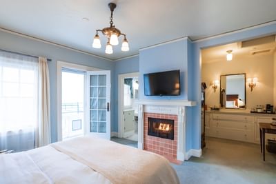TV & fireplace facing the bed in Bethany Glen Room with a fireplace at Mt Ada