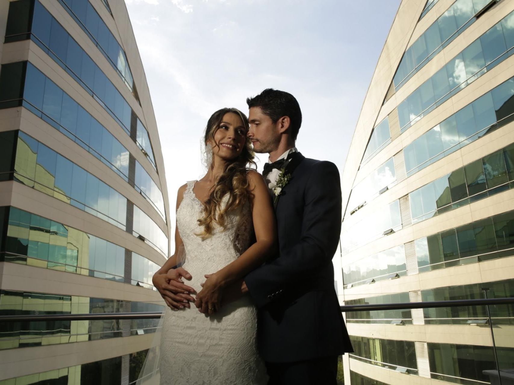 Wedding couple posing for a photo near San Fernando Plaza Hotel