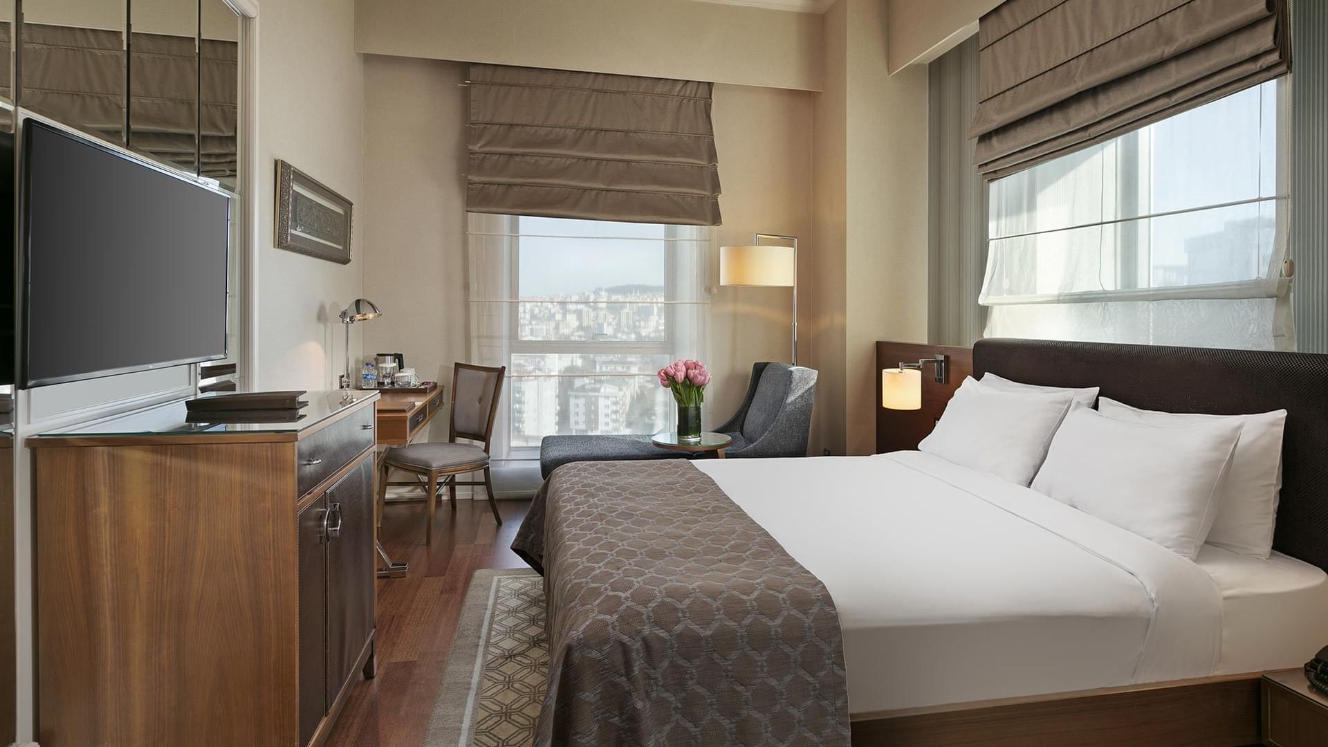 Titanic Business Kartal'daki Deluxe Odada; rahat bir yatak, konforlu bir şezlong, televizyon ve çalışma masası bulunmaktadır.