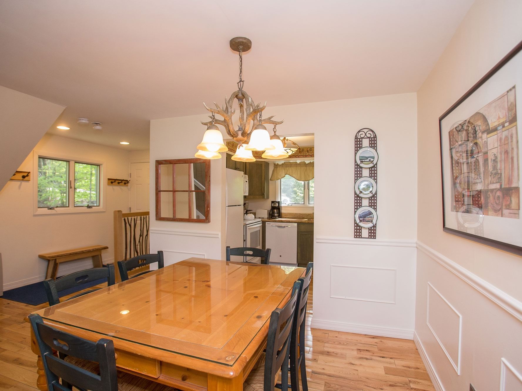 Dining area in the Resort Home 462 at Topnotch Stowe Resort