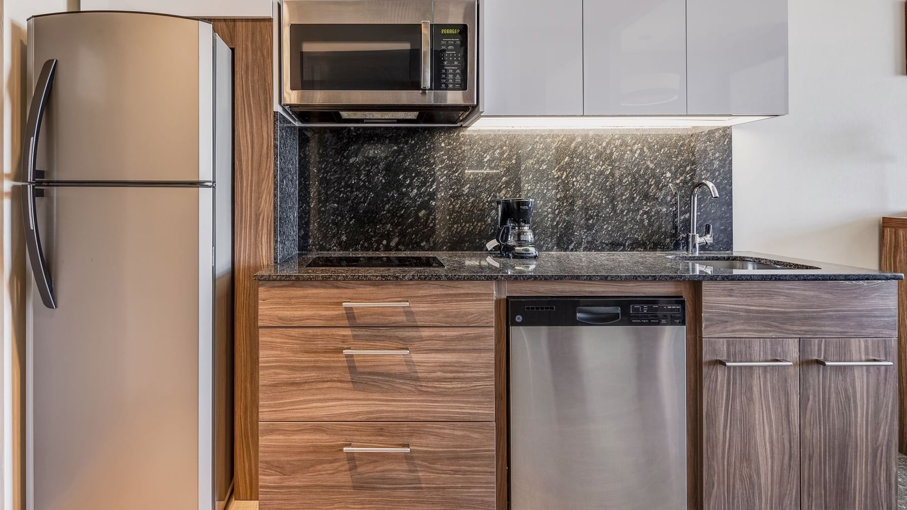 Modern Kitchen area in Suite Queen at Fiesta Inn Suites Aeropuerto del Bajío Silao