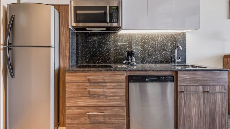 Modern Kitchen area in Suite Queen at Fiesta Inn Suites Aeropuerto del Bajío Silao