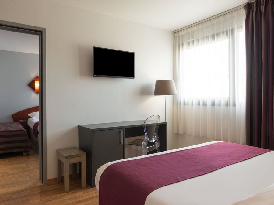 Family Room bedroom with kingbed & tv at The Originals Hotels