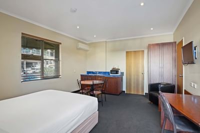 Studio Queen Room Capricorn Apartments View - The Gladstone Hotel Central