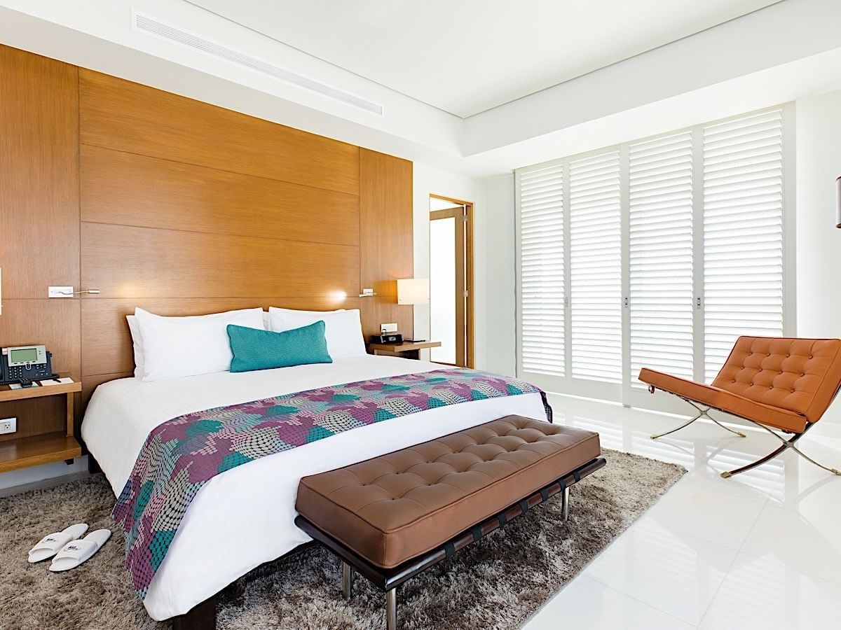 King bed with lounges at Palacio Mundo Imperial