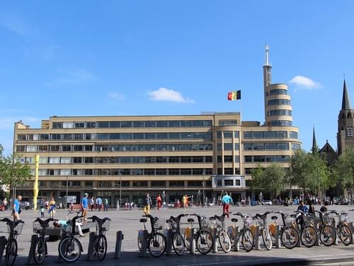 Vue extérieure des vélos garés à Flagey près de l'Hôtel Brussels