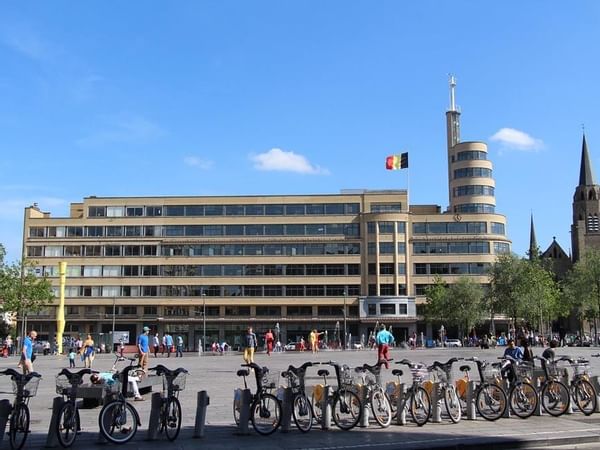 Vue extérieure des vélos garés à Flagey près de l'Hôtel Brussels