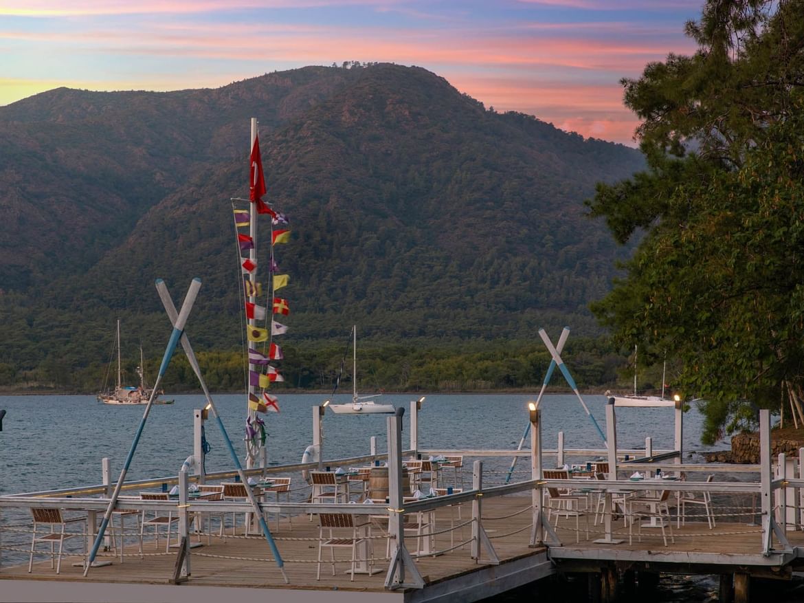 Marmaris Bay Resort'taki lezzetli deniz ürünleri restoranının dışı