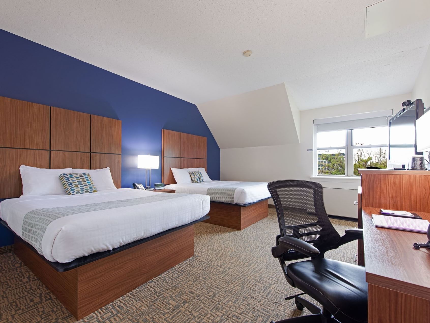 Standard Double Queen bedroom at Kellogg Conference Center