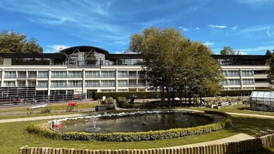 Façade du ForgesHotel vue du parc