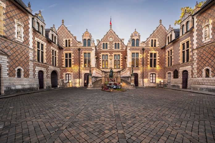 Vue extérieure et entrée de l'Hôtel Groslot