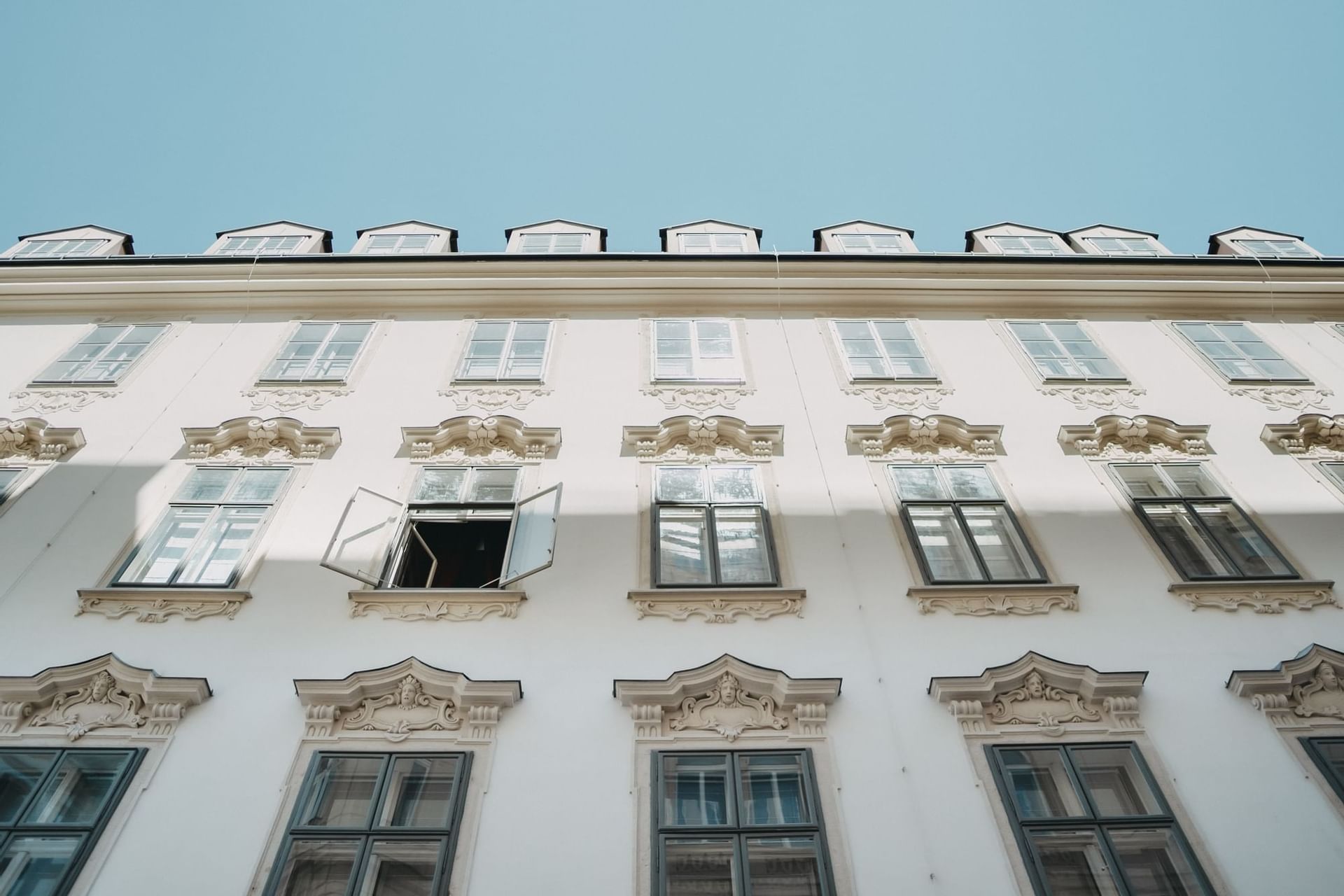 Ansicht der Fassade des THE LEO GRAND in Wien mit vielen Fenstern geometrisch angeordnet.