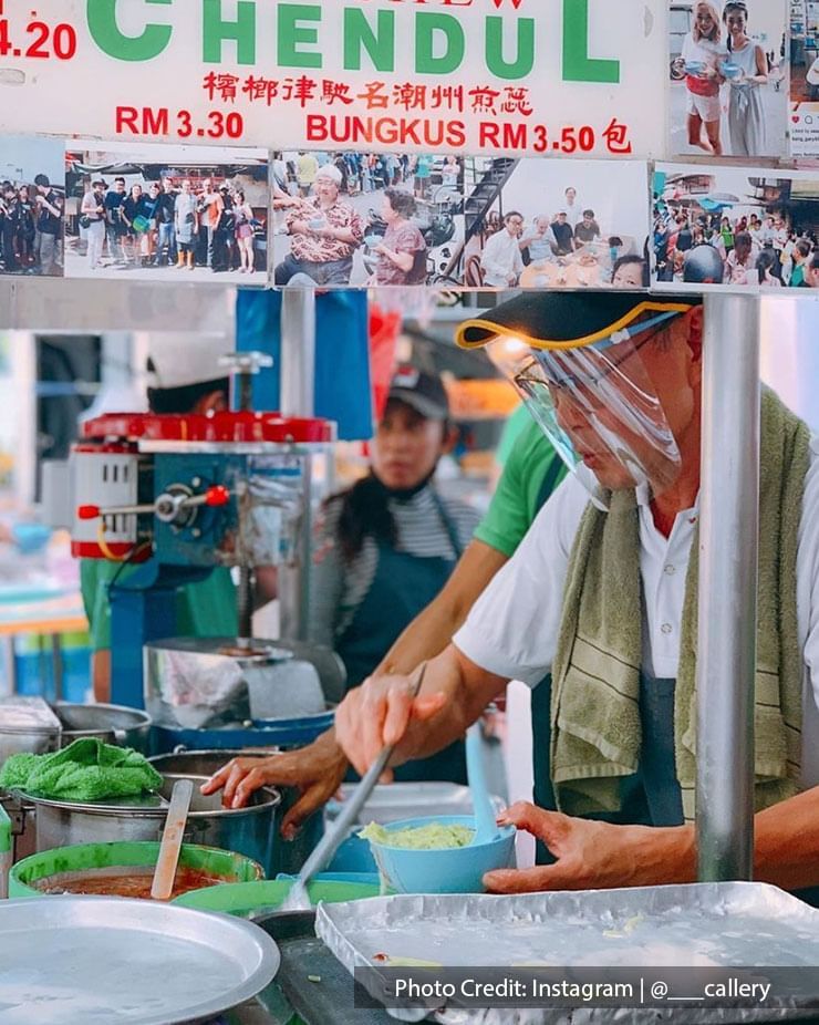 an uncle at Penang Road Famous Teochew Chendul stall was preparing a bowl of cendol for the customer