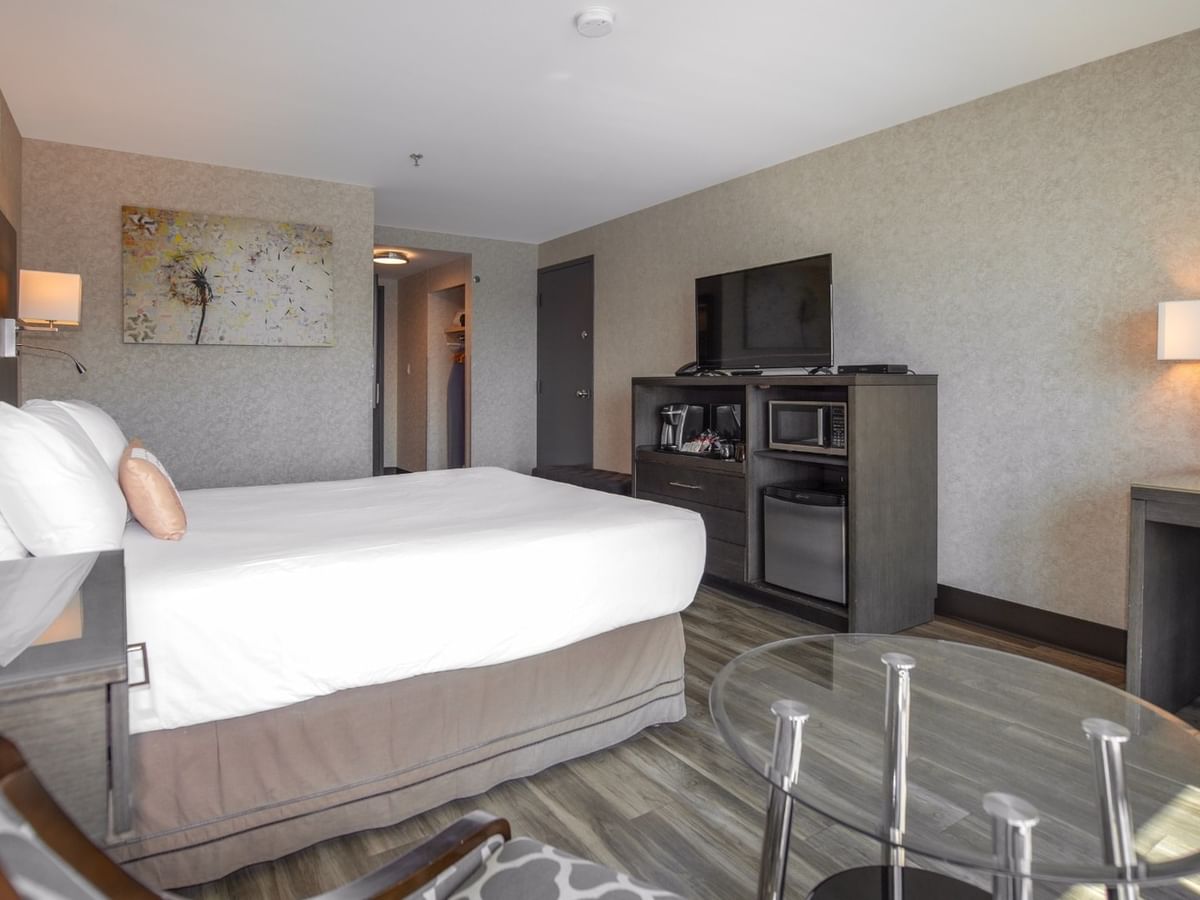 Coast Premium Queen with a queen bed, glass table, and contemporary furnishings at Coast Lonsdale Quay Hotel