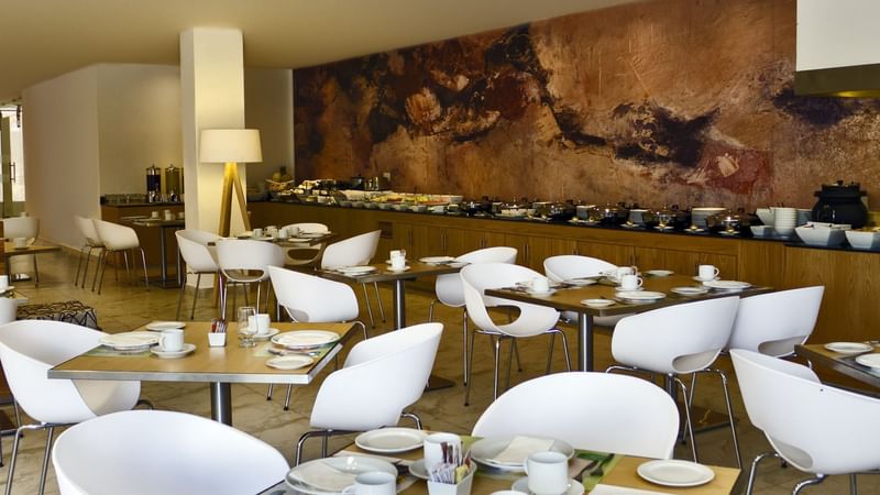 Dining area in a restaurant at Fiesta Inn León