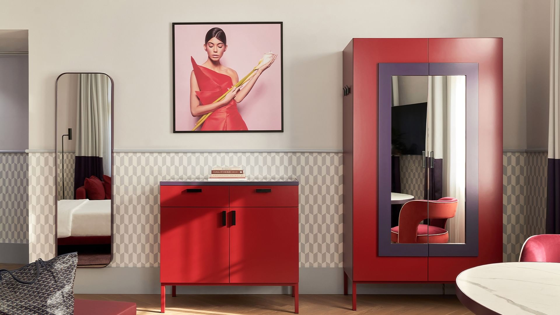 Stylový interiér Junior Suite s červenou skříní a zrcadlem v Falkensteiner Hotel Prague.