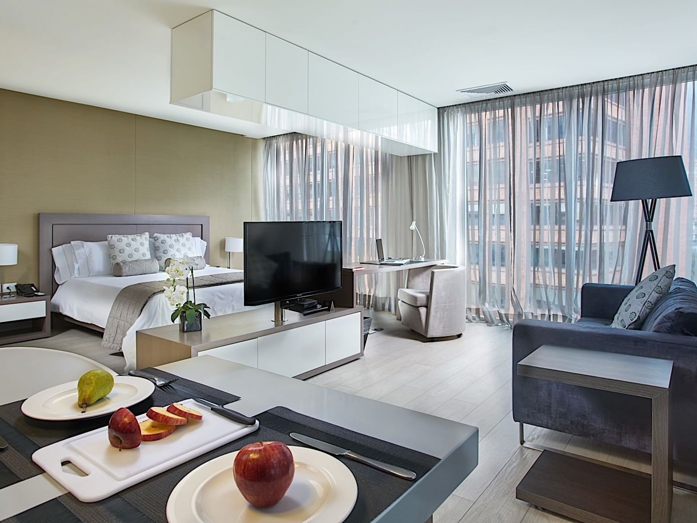 Habitación, sala y comedor de una suite de los hoteles Bluedoors 
