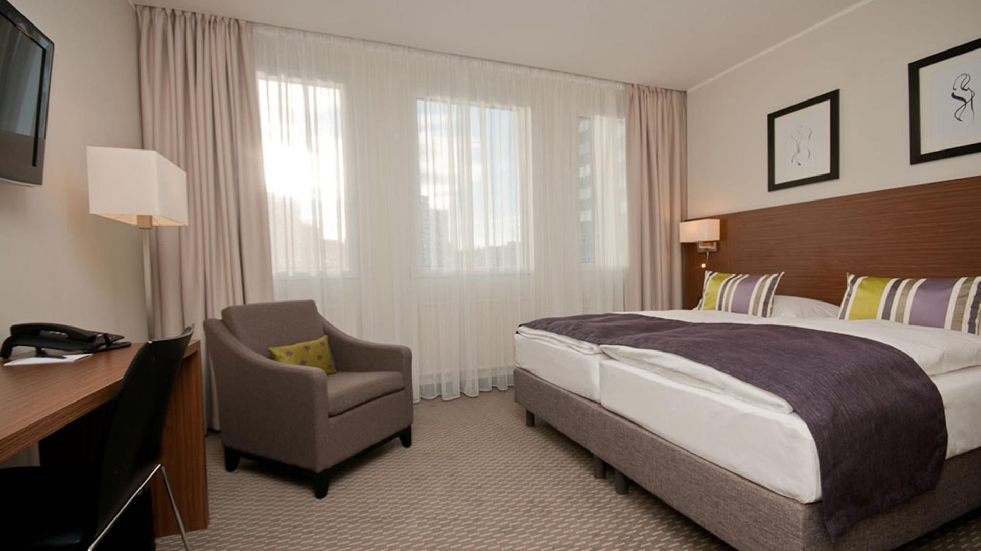 Ideal for Couples: Standard Double Room with Modern Amenities at Sylter Hof Berlin