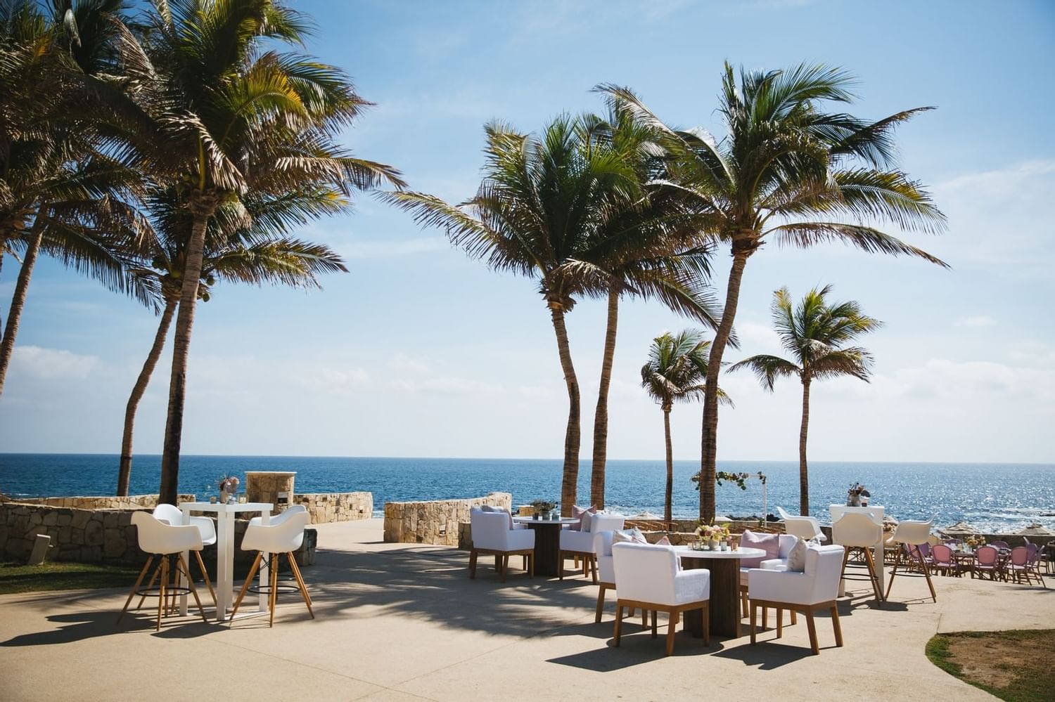 Cena al aire libre con vista a la playa desde los hoteles Fiesta Americana