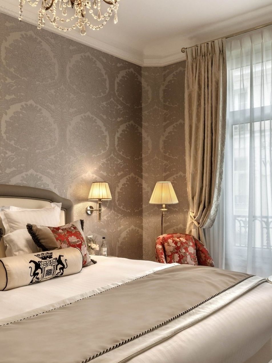 Élégante chambre Deluxe Belle Époque aux motifs floraux à l'Hôtel Westminster Paris.